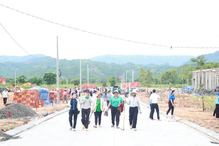 Các lực lượng tham gia lễ ra quân chung tay trồng cây xanh, tạo cảnh quan môi trường tại Khu tái định cư vùng thiên tai xã Ia Hiao