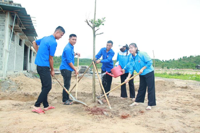 Đoàn viên, thanh niên xã Ia Hiao tham gia trồng cây xanh, góp phần xây dựng cảnh quan tại Khu tái định cư vùng thiên tai