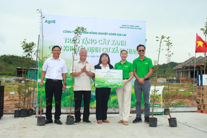 Công ty CP Nông nghiệp Agris Gia Lai tặng cây xanh cho khu tái định cư xã Ia Hiao