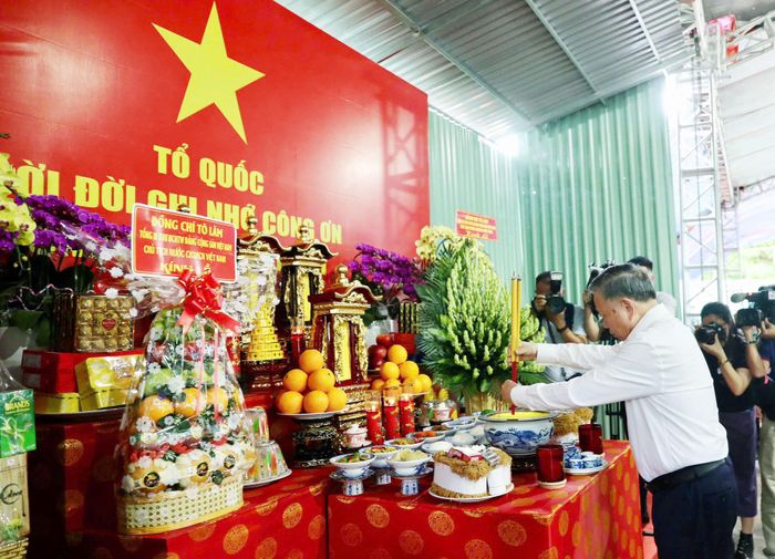 Tổng Bí thư, Chủ tịch nước Tô Lâm dâng hương tại khu vực khai quật tìm kiếm hài cốt liệt sĩ tại công viên Lê Thị Riêng. Ảnh: BTC