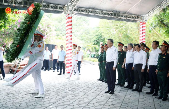 Tổng Bí thư, Chủ tịch nước Tô Lâm dâng hương tại tượng đài Cố Tổng Bí thư Trần Phú và các anh hùng liệt sĩ ở công viên Lê Thị Riêng. Ảnh: Hoa Lê