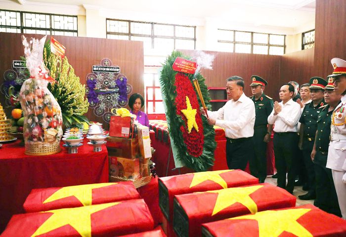 Tổng Bí thư, Chủ tịch nước Tô Lâm dâng hương tại nhà quàn các Anh hùng liệt sĩ vừa được tìm thấy tại công viên Lê Thị Riêng. Ảnh: BTC