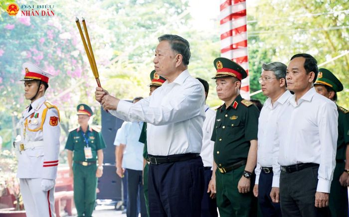 Tổng Bí thư, Chủ tịch nước Tô Lâm dâng hương tại tượng đài Tổng Bí thư Trần Phú và các Anh hùng liệt sĩ ở công viên Lê Thị Riêng. Ảnh: Hoa Lê