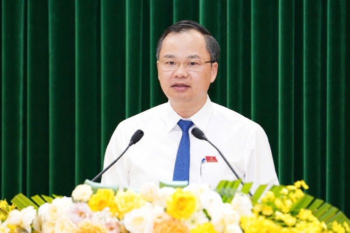 Giám đốc Sở Giáo dục và Đào tạo Nguyễn Ngọc Tuân phát biểu tại phiên giải trình. Ảnh: Thành Chung