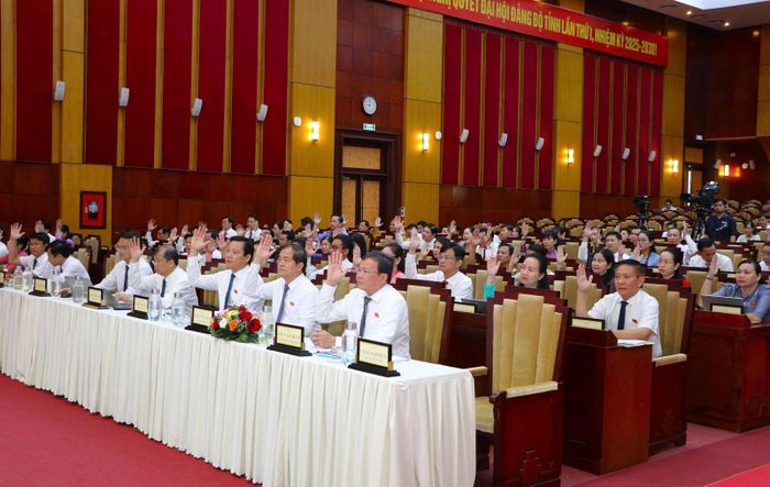 Đại biểu HĐND tỉnh Tây Ninh biểu quyết thông qua các nghị quyết