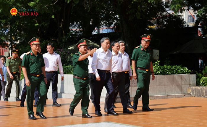 Tổng Bí thư, Chủ tịch nước Tô Lâm nghe báo cáo kết quả triển khai, thực hiện tìm kiếm, quy tập hài cốt liệt sĩ tại công viên Lê Thị Riêng và động viên, tặng quà các lực lượng đang thực hiện nhiệm vụ. Ảnh: Hoa Lê