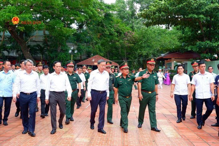 Tổng Bí thư, Chủ tịch nước Tô Lâm nghe báo cáo kết quả triển khai, thực hiện tìm kiếm, quy tập hài cốt liệt sĩ tại công viên Lê Thị Riêng và động viên, tặng quà các lực lượng đang thực hiện nhiệm vụ. Ảnh: Hoa Lê