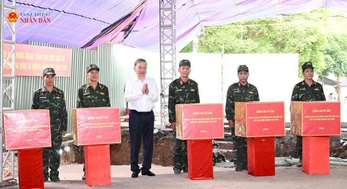 Tổng Bí thư, Chủ tịch nước Tô Lâm tặng quà cán bộ, chiến sĩ cùng các lực lượng đang trực tiếp thực hiện nhiệm vụ quy tập hài cốt liệt sĩ tại công viên Lê Thị Riêng. Ảnh: Hoa Lê