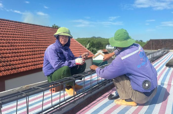 Nguồn nhân công ngày càng thu hẹp khi nhiều người chuyển sang làm việc tại các khu công nghiệp hoặc rời địa phương để tìm kiếm công việc có thu nhập ổn định hơn