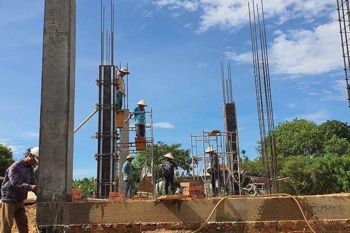 Do thiếu hụt lao động phổ thông, đặc biệt là thợ xây khiến không ít dự án, công trình nhà ở riêng lẻ ở tỉnh Nghệ An bị đình trệ.