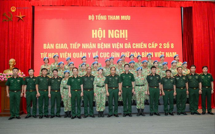 Thượng tướng Phùng Sĩ Tấn, đại diện các cơ quan Bộ Quốc phòng và các sĩ quan, quân nhân thuộc Bệnh viện dã chiến cấp 2.8 tại buổi lễ