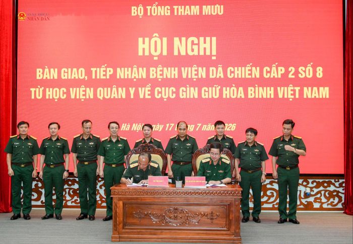 Thượng tướng Phùng Sĩ Tấn chứng kiến lễ ký Bàn giao Bệnh viện dã chiến cấp 2 số 8 từ Học viện Quân y về Cục Gìn giữ hòa bình Việt Nam