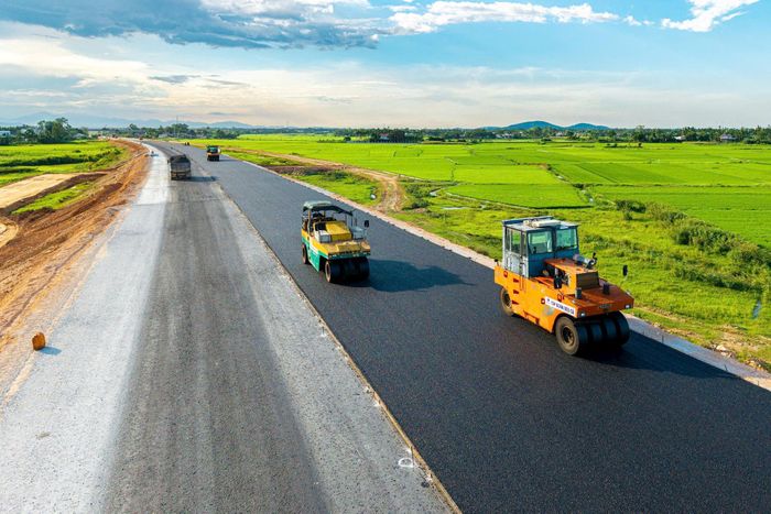 Thi công cao tốc Quảng Ngãi - Hoài Nhơn. Ảnh: L.Hiển