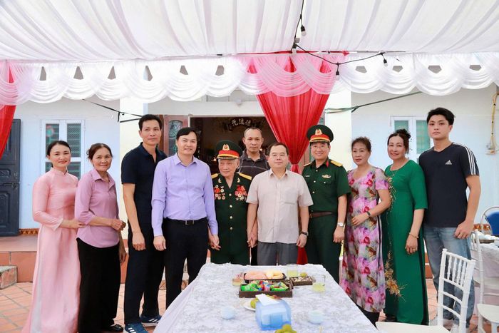 Bí thư Tỉnh ủy Quảng Ninh Quản Minh Cường thư chụp ảnh lưu niệm cùng ông Nguyễn Minh Kham và gia đình