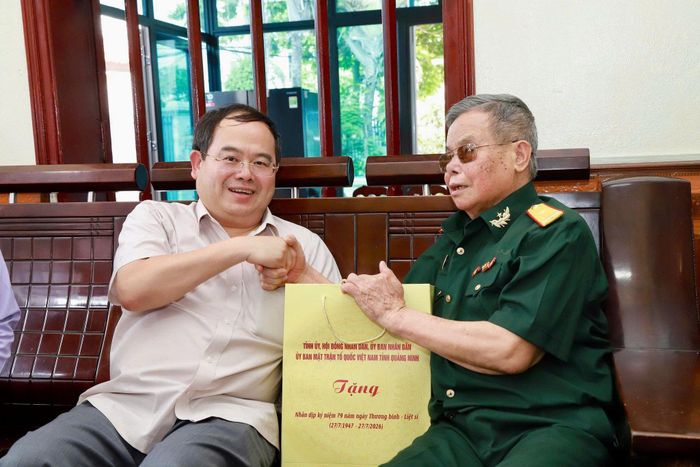 Bí thư Tỉnh ủy Quảng Ninh Quản Minh Cường trò chuyện với Thương binh Trần Duy Nhiên ở phường Mạo Khê