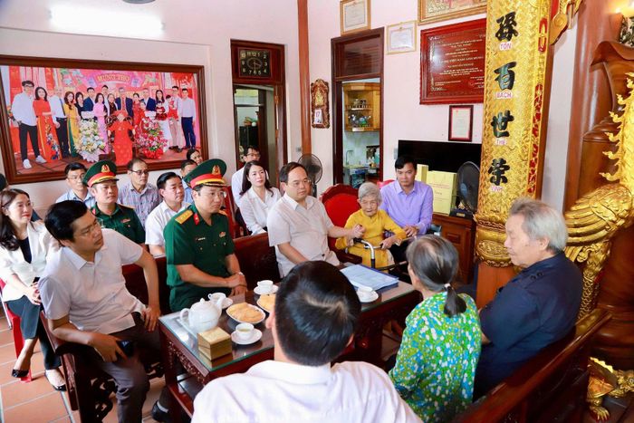Bí thư Tỉnh ủy Quảng Ninh Quản Minh Cường đề nghị chính quyền địa phương và các ngành liên quan tiếp tục chăm lo đời sống, sức khỏe cho Mẹ Nguyễn Thị Huệ nói riêng và các Mẹ Việt Nam Anh hùng trên địa bàn nói chung