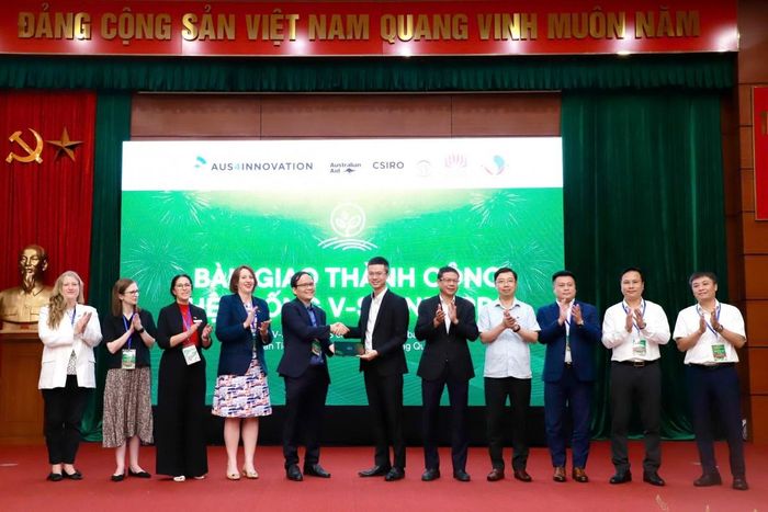 Lễ chuyển giao nền tảng V-Standard cho Trung tâm Mã số Mã vạch Quốc gia thuộc Ủy ban Tiêu chuẩn Đo lường Chất lượng Quốc gia để quản lý, vận hành và tiếp tục phát triển sau khi kết thúc hỗ trợ từ chương trình Aus4Innovation. Ảnh: ĐSQ Austrlia tại Việt Nam
