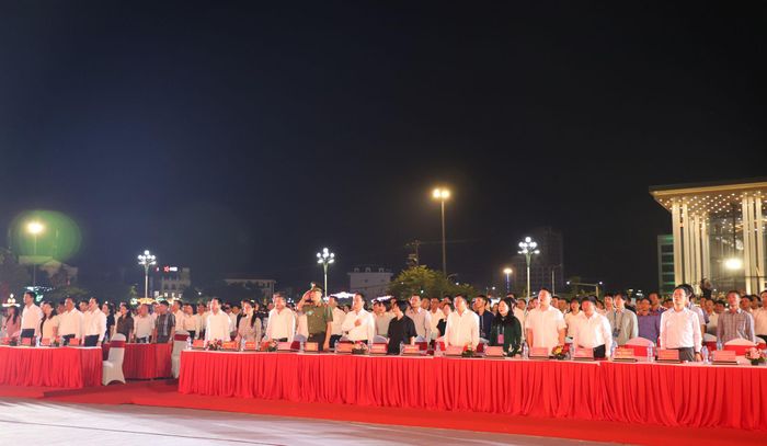 Các đại biểu và nhân dân là, lễ chào cờ tập trung mở đầu chương trình nghệ thuật “Lào Cai - Nơi hội tụ sắc màu Tây Bắc”.