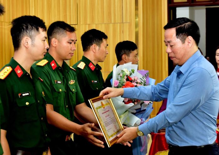 Chủ tịch UBND tỉnh Hà Quang Trung trao Bằng khen cho cán bộ, chiến sĩ có thành tích xuất sắc trong hoạt động, triển khai cấp điện đến thôn, bản tỉnh Lai Châu.