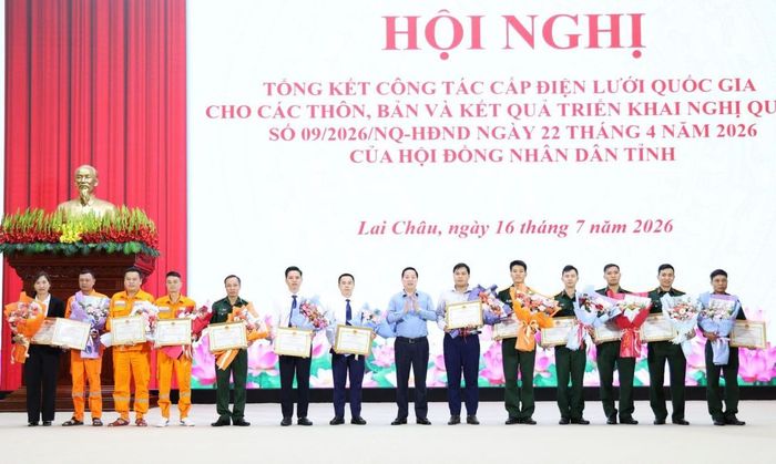 Chủ tịch UBND tỉnh tặng Bằng khen cho các cá nhân có thành tích xuất sắc trong công tác cấp điện lưới quốc gia cho các thôn, bản.