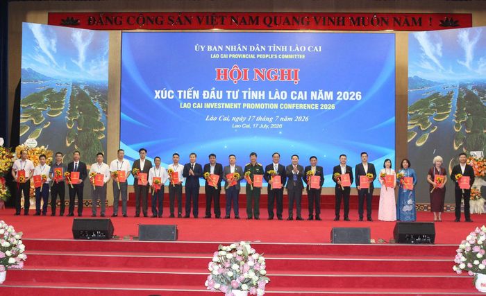 Chủ tịch UBND tỉnh Lào Cai Nguyễn Tuấn Anh trao quyết định chấp thuận chủ trương đầu tư cho 24 dự án.