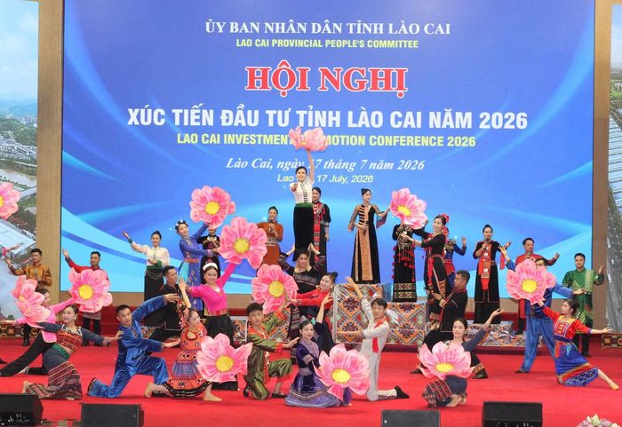 Tiết mục văn nghệ chào mừng tại Hội nghị Xúc tiến đầu tư tỉnh Lào Cai năm 2026.