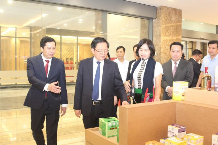 Phó Thủ tướng Chính phủ Hồ Quốc Dũng cũng lãnh đạo tỉnh Lào Cai thăm gian hàng sản phẩm địa phương trưng bày tại hội nghị.