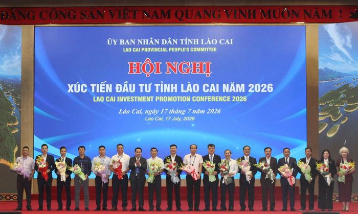 Chủ tịch UBND tỉnh Lào Cai tặng hoa cảm ơn nhà tài trợ hội nghị.