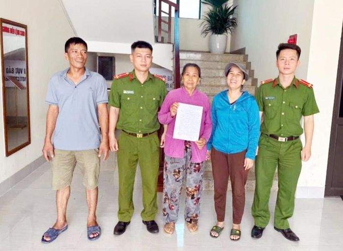 Cảm kích trước tinh thần trách nhiệm của cán bộ ngân hàng và lực lượng công an, bà Quách Thị Vân đã viết thư cảm ơn ngân hàng và Công an phường Hoàng Mai