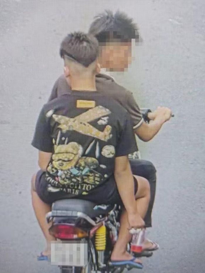Thiếu niên gây rối chạy xe lạng lách trước mặt cán bộ truy đuổi