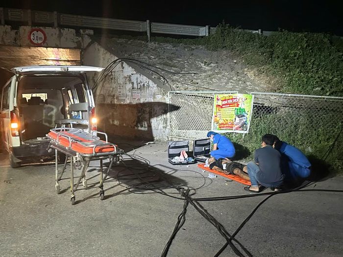 Lực lượng y tế tiếp nhận người bị thương để sơ cứu.