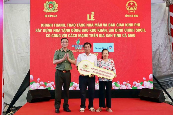Thứ trưởng Phạm Thế Tùng bàn giao chìa khóa nhà mới do Bộ Công an tặng người dân khó khăn về nhà ở trên địa bàn tỉnh Cà Mau, hướng tới kỷ niệm 80 năm Ngày truyền thống lực lượng An ninh nhân dân (12/7/1946 - 12/7/2026) và 42 năm chiến thắng Kế hoạch phản gián CM12 (9/9/1984 - 9/9/2026)