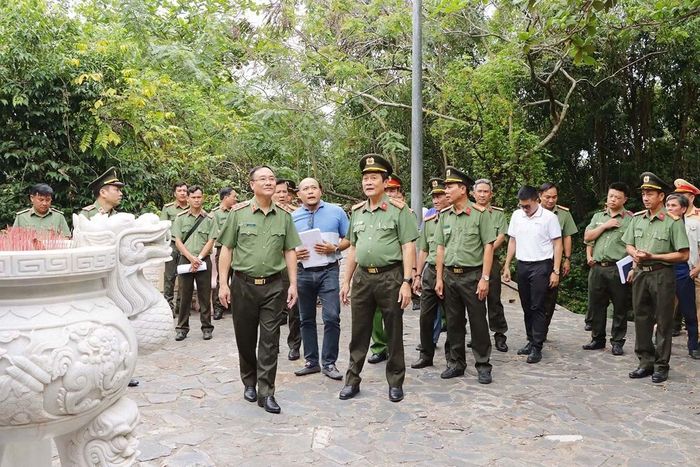 Thượng tướng Phạm Thế Tùng, Ủy viên Trung ương Đảng, Thứ trưởng Bộ Công an cùng đoàn công tác đến khảo sát việc cải tạo, sửa chữa Khu di tích lịch sử Quốc gia Hòn Đá Bạc