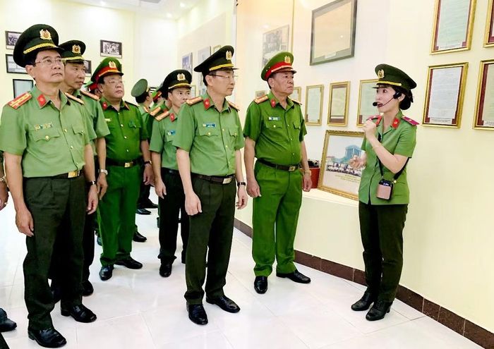 CBCS tham quan Nhà trưng bày Chiến thắng kế hoạch phản gián CM12 và nghe giới thiệu khái quát về chiến công xuất sắc của lực lượng CAND với kế hoạch phản gián CM12