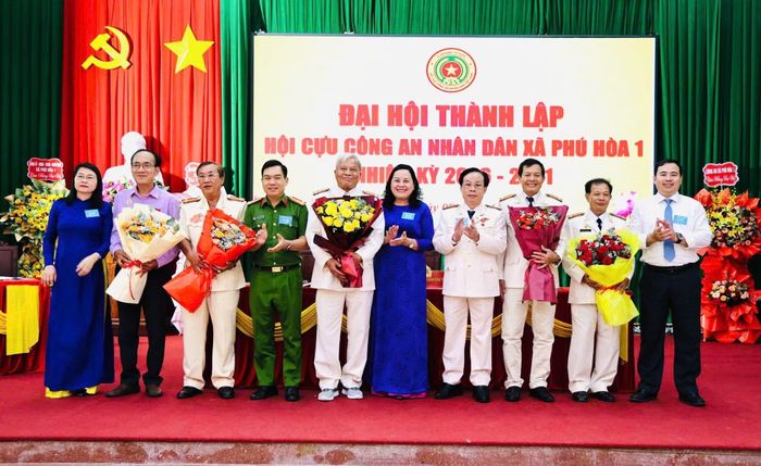 Đại tá Trần Trọng Hiền, Phó Chủ tịch Hội Cựu CAND tỉnh Đắk Lắk cùng lãnh đạo Đảng ủy, UBND xã Phú Hòa 1 chúc mừng Ban Chấp hành Hội Cựu CAND xã Phú Hòa 1 - khóa I, nhiệm kỳ 2026-2031.