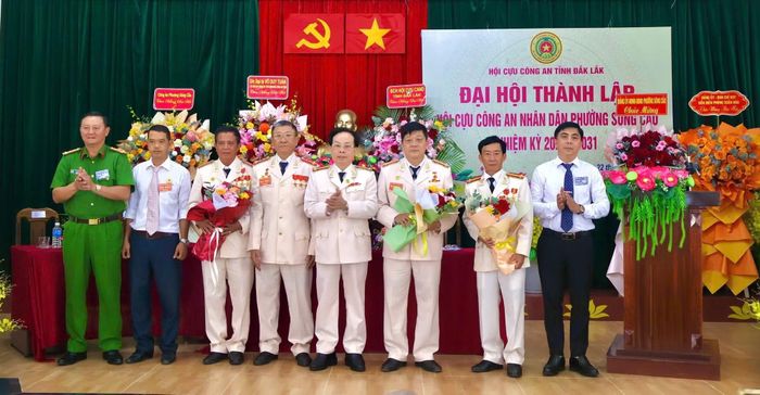 Đại tá Trần Trọng Hiền, Phó Chủ tịch Hội Cựu CAND tỉnh Đắk Lắk; Đại tá, Thạc sĩ Võ Duy Tuấn, Phó Giám đốc, Thủ trưởng Cơ quan CSĐT Công an tỉnh Đăk Lắk cùng lãnh đạo Đảng ủy, UBND phường Sông Cầu chúc mừng Ban Chấp hành Hội Cựu CAND phường Sông Cầu - khóa I, nhiệm kỳ 2026-2031.