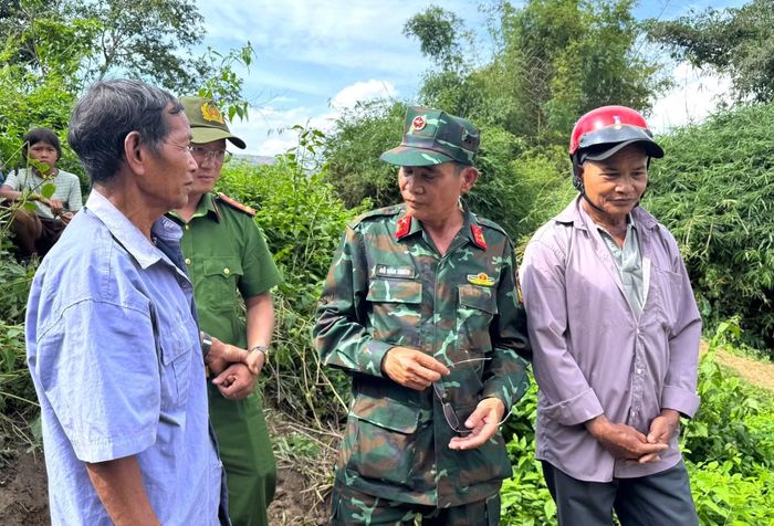 Ông Y Biêng N'Tơr (đội mũ bảo hiểm ) chỉ vị trí từng chôn cất liệt sĩ Y Chông Triêk hơn nửa thế kỷ trước, ký ức đã trở thành manh mối quan trọng giúp Đội K51 quy tập hài cốt liệt sĩ.