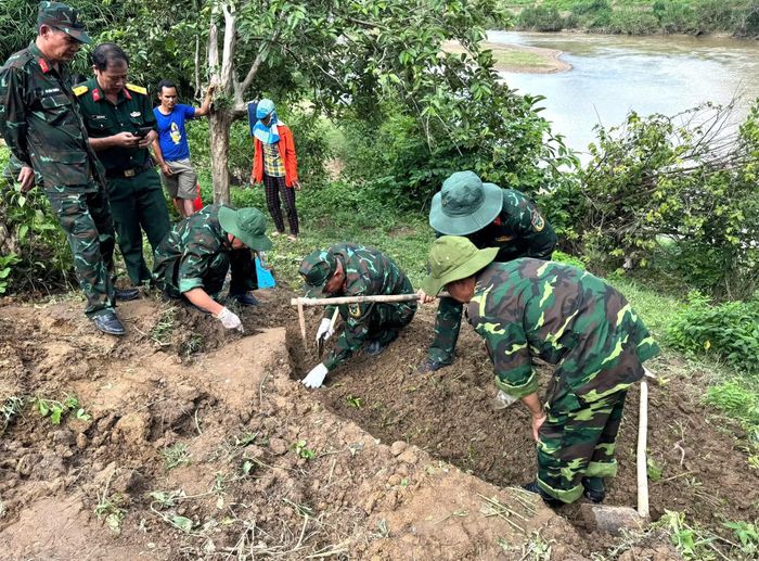 Cán bộ, chiến sĩ Đội K51 tỉ mỉ lần tìm hài cốt liệt sĩ Y Chông Triêk bên dòng Krông Nô.