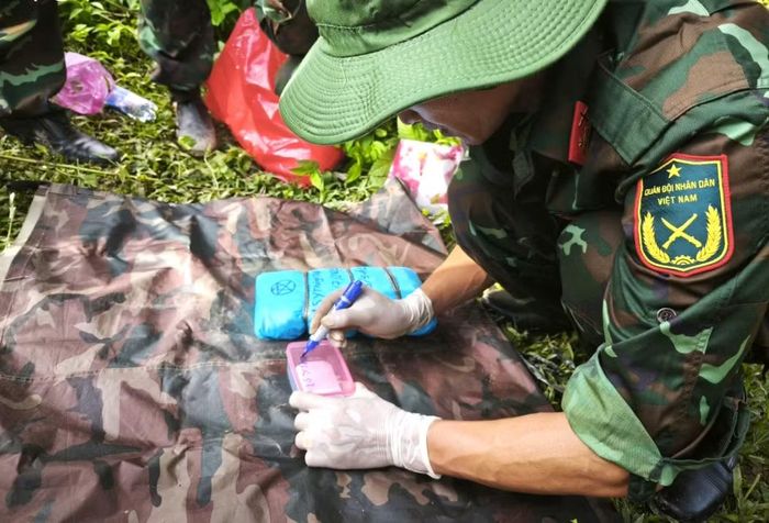 Cẩn thận ghi chép những di vật được tìm thấy trong ngôi mộ của liệt sĩ Y Chông Triêk.