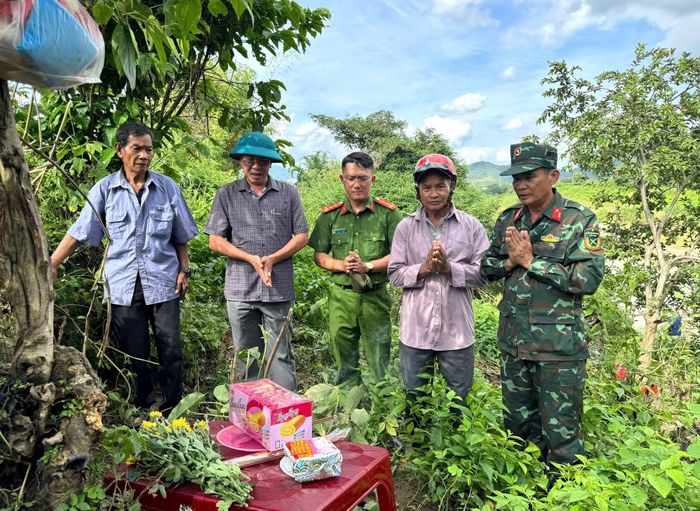 Ông Y Biêng Ntơr trực tiếp dẫn đoàn tìm kiếm nơi chôn cất liệt sĩ Y Chông Triêk năm xưa.