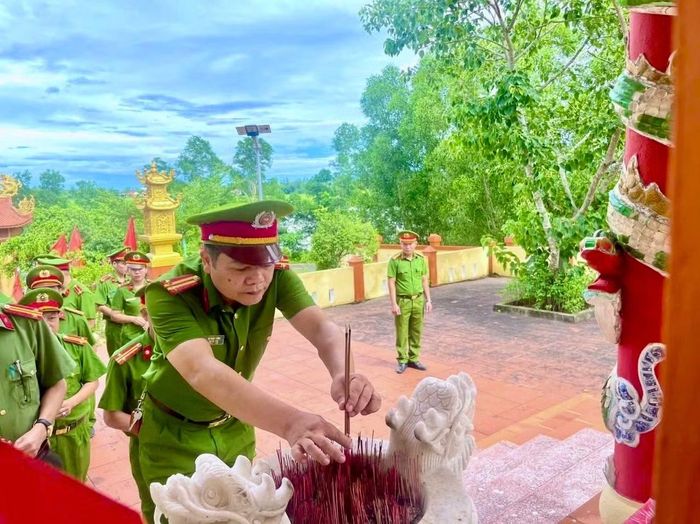 Công an xã Bến Hải dâng hương tưởng nhớ, tri ân các anh hùng liệt sĩ.