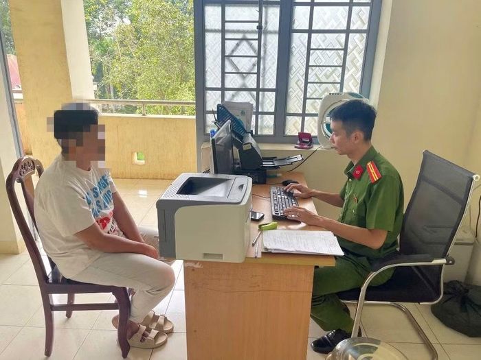 Công an làm việc với một trường hợp đưa tin bịa đặt.