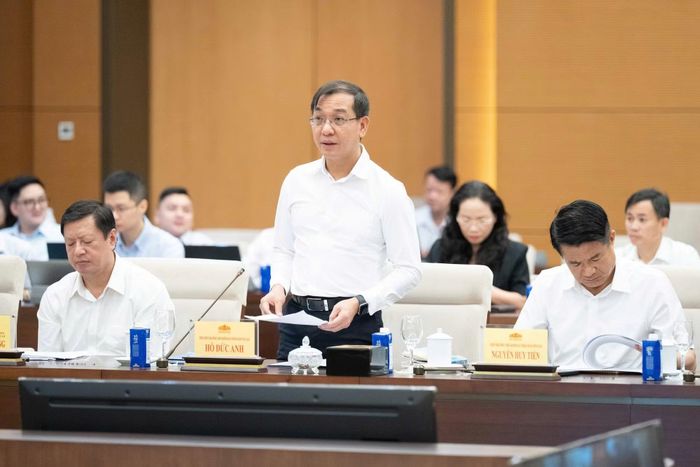 Phó Viện trưởng Viện Kiểm sát nhân dân tối cao Hồ Đức Anh trình bày Tờ trình dự án Bộ luật Tố tụng hình sự (sửa đổi).