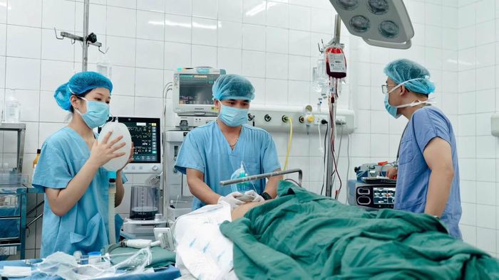  Nam bệnh nhân 54 tuổi có chỉ định phẫu thuật cấp cứu để bảo tồn chức năng tối đa của chi thể. 
