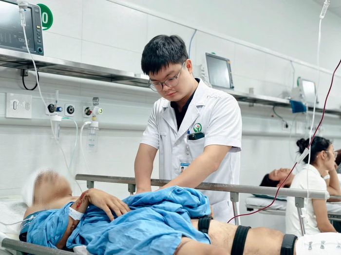  Nam bệnh nhân 18 tuổi được các bác sĩ hồi sức tích cực. 