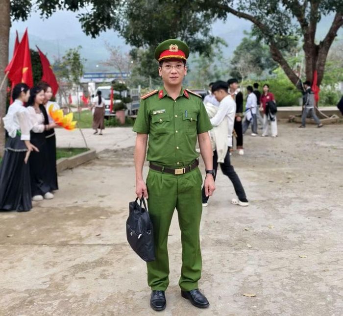 Thiếu tá Nguyễn Văn Sáng cũng gây sốt mạng xã hội bằng những clip phòng chống ma túy rất đơn giản nhưng hiệu quả.
