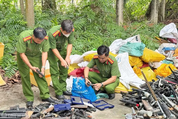 Công an TP Cần Thơ vận động thu hồi nhiều vũ khí, vật liệu nổ trên địa bàn.