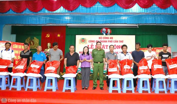 Ban tổ chức tặng quà người dân đến giao nộp vũ khí, CCHT, thiết bị xung điện.