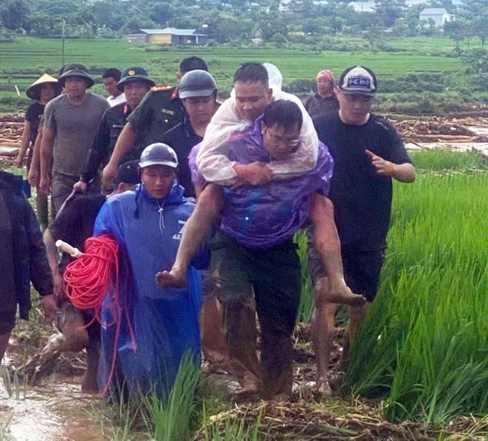 Hai người bị mắc kẹt giữa dòng nước lũ trên suối Nậm Vai được giải cứu thành công.