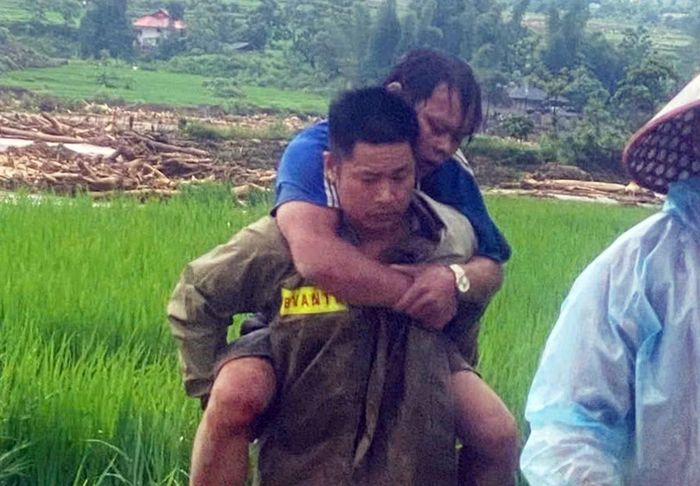 CBCS Công an và người dân đưa hai người bị nạn vào bờ an toàn và chuyển đến cơ sở y tế để kiểm tra, cấp cứu.